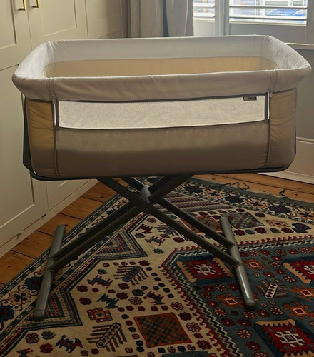 Hauck face bedside crib - face, to